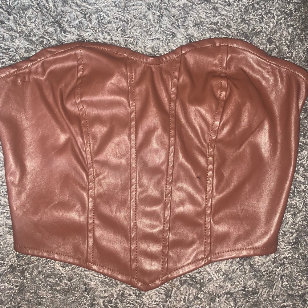 Size small zip up leather crop!